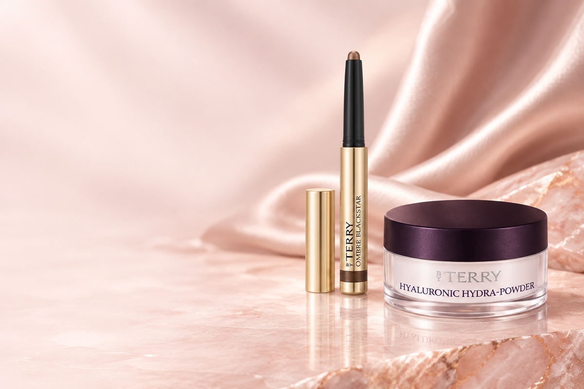 By Terry Ombre Blackstar e Hyaluronic Hydra-Powder su fondo rosa