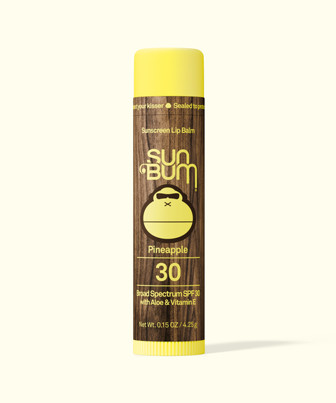 Sun Bum balsamo labbra SPF 30 gusto ananas stick da 4,25 g su fondo bianco